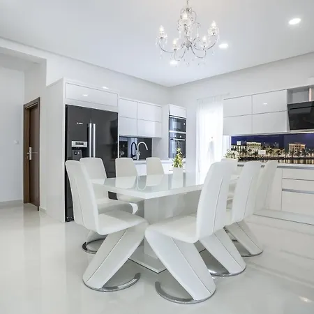 Luxury With A Swimming Pool Stobrec, - 14700 别墅