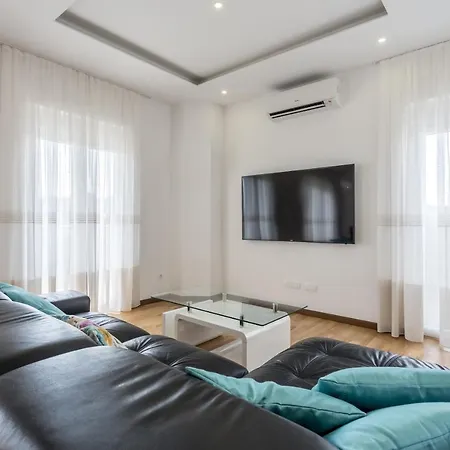 빌라 Luxury With A Swimming Pool Stobrec, - 14700 *