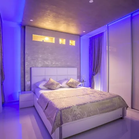 Luxury With A Swimming Pool Stobrec, - 14700 *