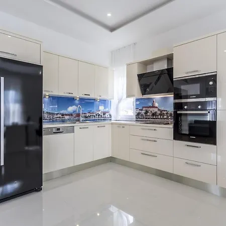 别墅 Luxury With A Swimming Pool Stobrec, - 14700 *
