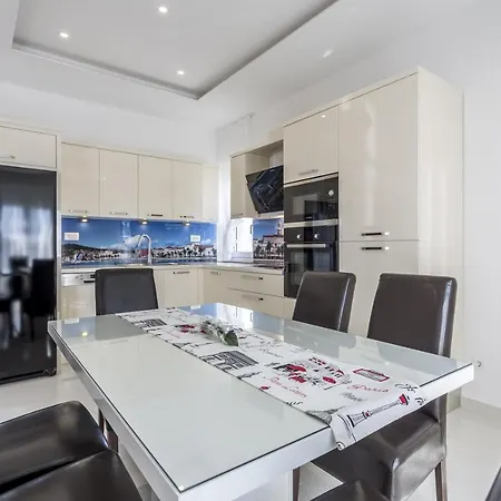 Luxury With A Swimming Pool Stobrec, - 14700 *