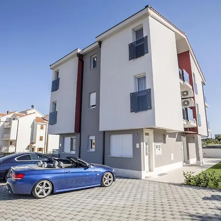 Luxury With A Swimming Pool Stobrec, - 14700 *