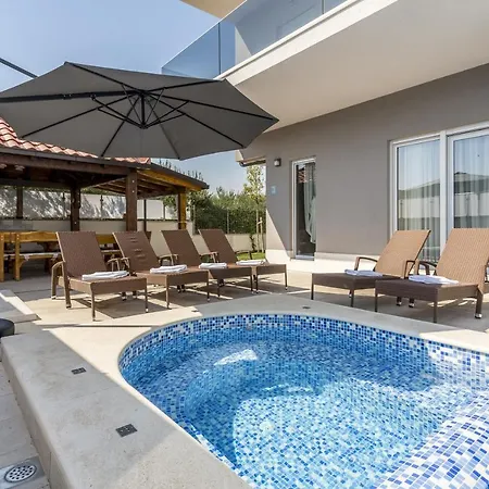 Luxury With A Swimming Pool Stobrec, - 14700 * スプリト