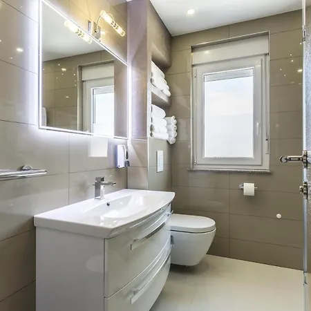 ヴィラ Luxury With A Swimming Pool Stobrec, - 14700 スプリト